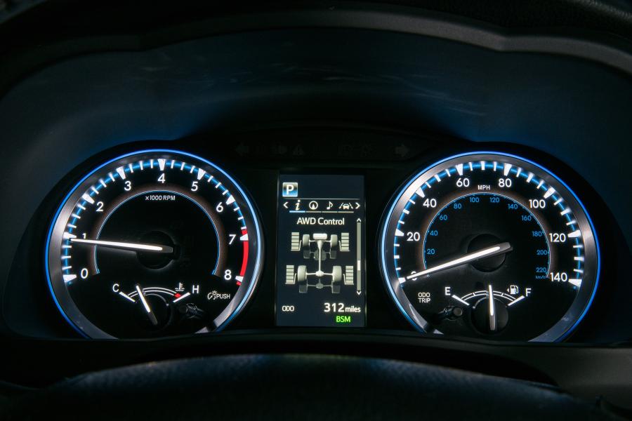 Панель приборов Toyota Highlander XLE 2016 года  (фото 13 из 18)
